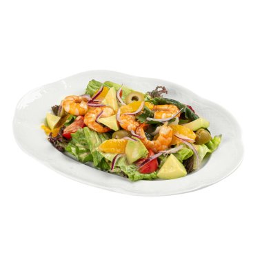 Beyaz tabakta karides, avokado, marul, zeytin ve narenciye ile izole edilmiş taze salata.