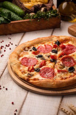 Zeytinli, domatesli, mantarlı ve eritilmiş peynirli sıcak biberli pizza.