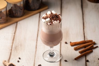 Marşmelovlu ve üzeri tıraşlı çikolatalı bardakta servis edilen leziz çikolata.