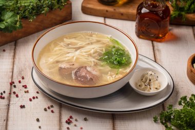 Geleneksel Kazak kespe şehriye çorbası kazy sosis ve otlar kırsal masada servis edilir.