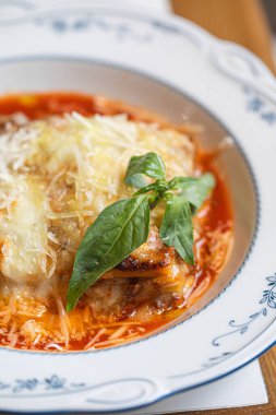 Makarna katmanlı klasik lazanya zengin domates sosu erimiş peynir ve taze fesleğen.