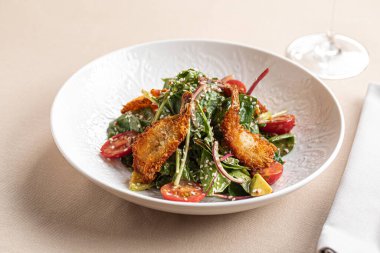 Kızarmış karides, kiraz, domates taze yeşillik ve susam tohumlu sıcak salata.