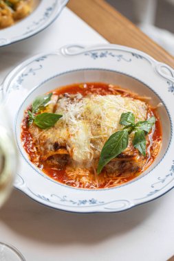 Makarna katmanlı klasik lazanya zengin domates sosu erimiş peynir ve taze fesleğen.