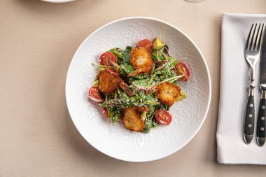 Kızarmış karides, kiraz, domates taze yeşillik ve susam tohumlu sıcak salata.