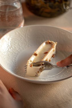 Fındık parçacıklı ve zarif bir sunumla servis edilen kremalı restoran tatlısı.