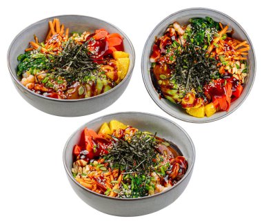 Beyaz arka planda seramik kaselerde servis edilen tavuk sebzeli pirinç ve deniz yosunlarıyla izole edilmiş Asya dürtme kaseleri.