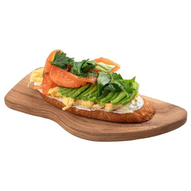 Tahtada somon ve avokado ile izole edilmiş kahvaltı tostu.