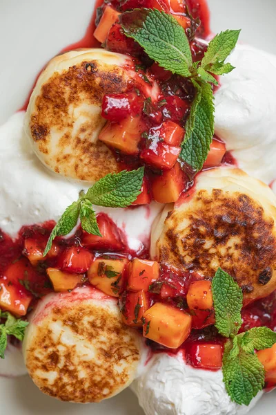 Geleneksel şuruplu krepler taze nane ve ekşi kremayla servis edilir.