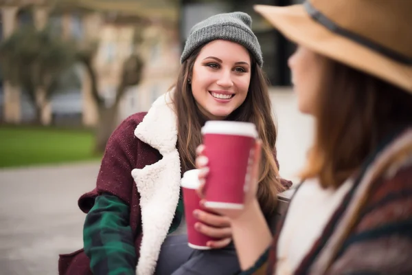 Riends avec boissons chaudes en hiver — Photo