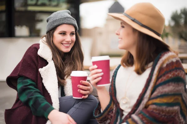 Arkadaşları ile kışın sıcak içecekler — Stok fotoğraf