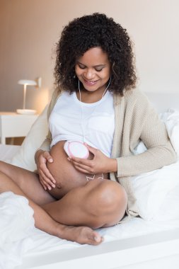 Fetal doppler kullanan kadın