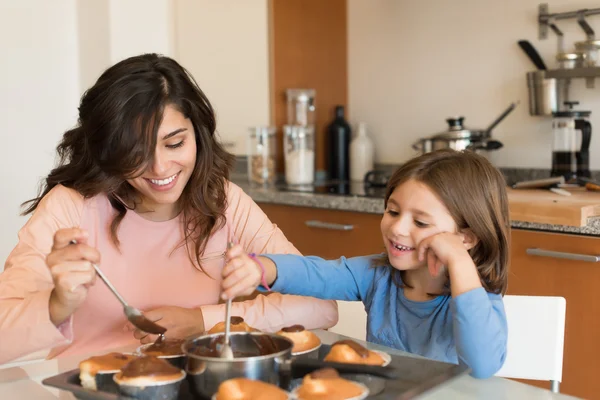 Мама и дочь на кухне — стоковое фото