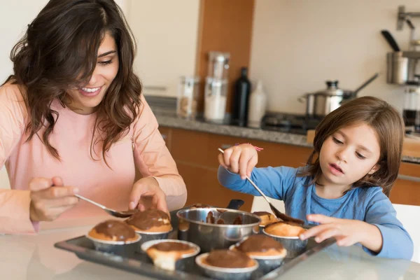 Ibu dan anak di dapur — Stok Foto