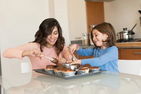 Ibu dan anak di dapur — Stok Foto