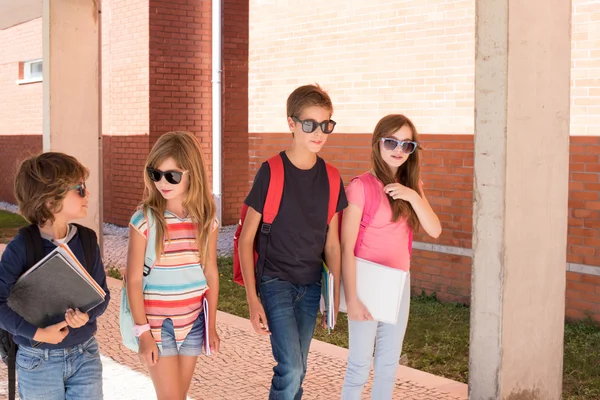 Dzieci, chodzenie w kampusie szkoły — Zdjęcie stockowe
