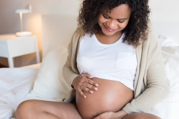 Женщина показывает ей беременный живот — стоковое фото