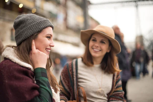 Friends talking in the city — Stock Photo, Image