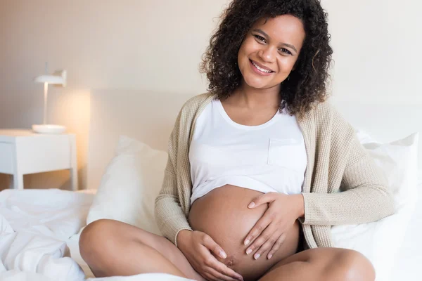 Woman showing her pregnant belly — Stock Photo, Image