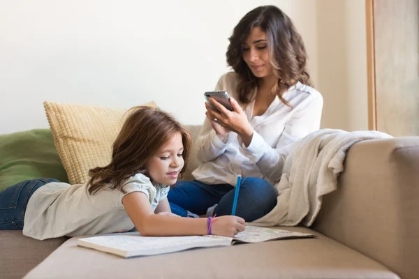 Girl painting in the living room — Stock Photo, Image