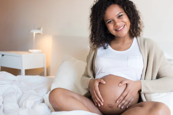 Vrouw met haar zwangere buik — Stockfoto