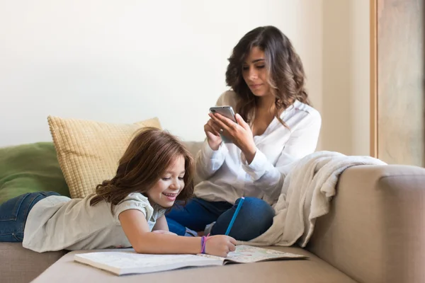 Girl painting in the living room — Stock Photo, Image