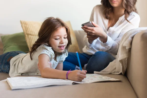 Girl painting in the living room — Stock Photo, Image