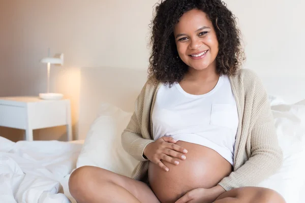 Женщина показывает ей беременный живот — стоковое фото