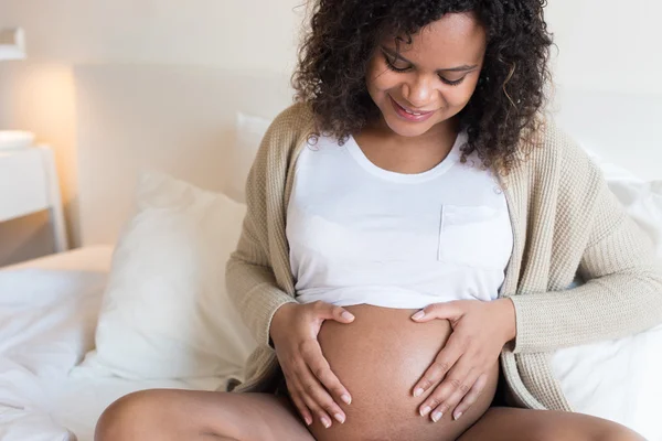Kvinnan visar hennes gravid mage — Stockfoto