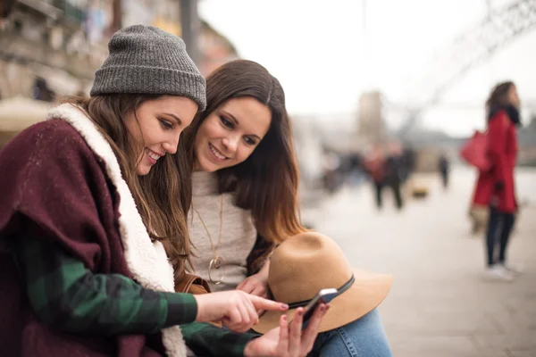 Friends with a smartphone in street — Stock Photo, Image