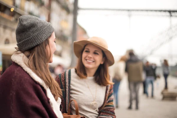 Friends talking in the city — Stock Photo, Image