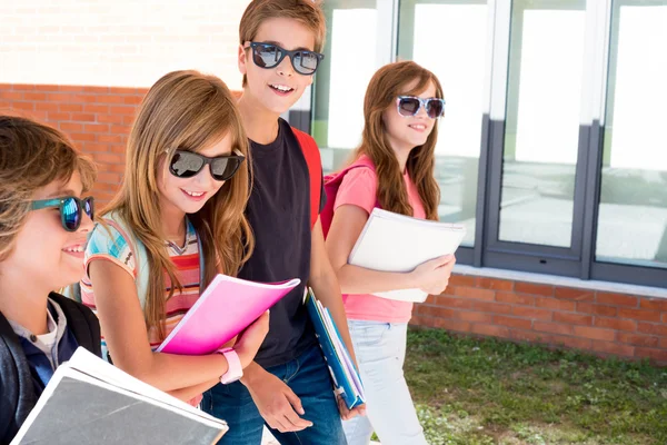 Barn gå på skolans Campus — Stockfoto