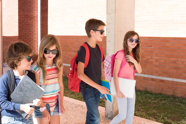 Kinderen lopen op School Campus — Stockfoto