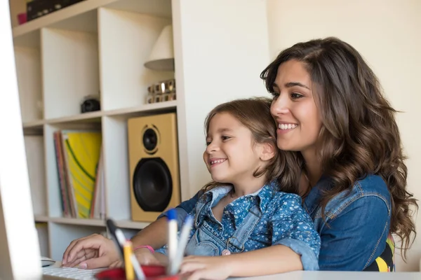 Mujer con chica usando computadora — Foto de Stock