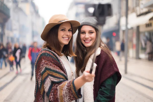 Frauen machen Selfies — Stockfoto