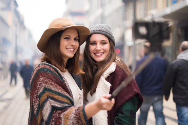 Mujeres que toman selfies — Foto de Stock