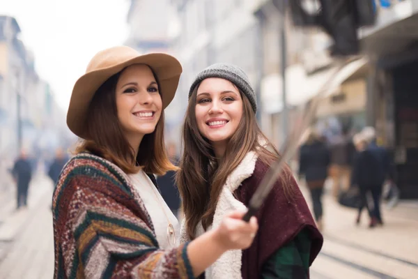 Mujeres que toman selfies — Foto de Stock