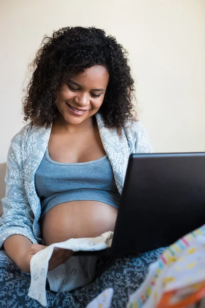 Mujer embarazada de compras en línea —  Fotos de Stock