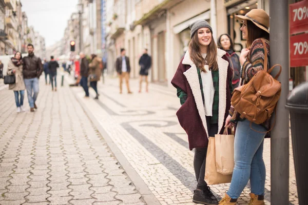 Kvinners shopping i byen – stockfoto