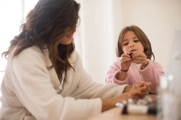 Filha brincando com a mãe jóias — Fotografia de Stock