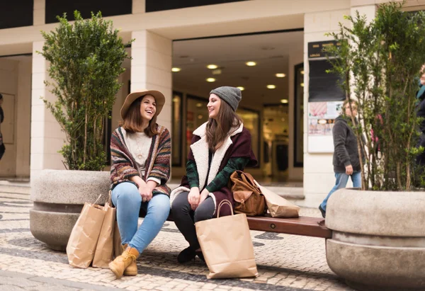 Friends in the city bench — Stock Photo, Image