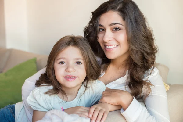 Mãe e filha relaxando juntas — Fotografia de Stock