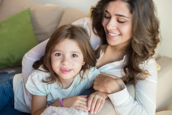 Mother and daughter relaxing together — Stock Photo, Image