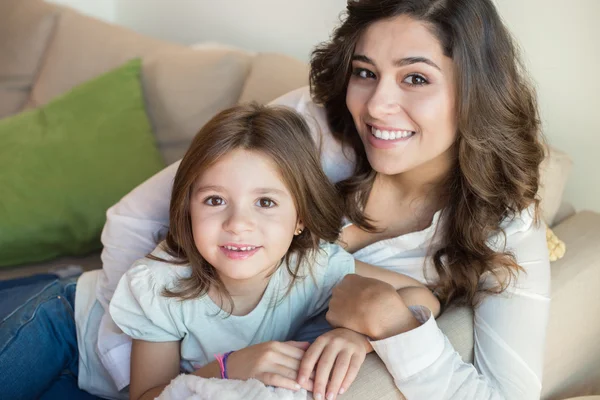 Mère et fille se relaxent ensemble — Photo