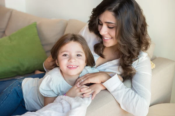 Mère et fille se relaxent ensemble — Photo