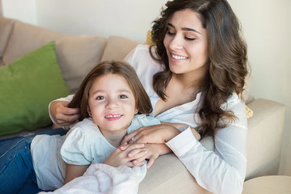 Madre e hija relajándose juntas — Foto de Stock