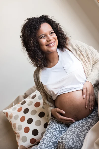 Gravid afrikansk kvinna — Stockfoto