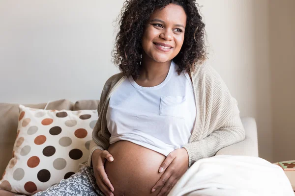 Hamile Afrikalı kadın — Stok fotoğraf
