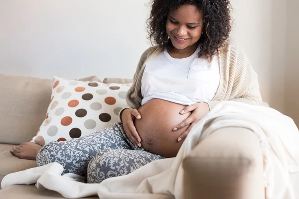 Mujer africana embarazada —  Fotos de Stock