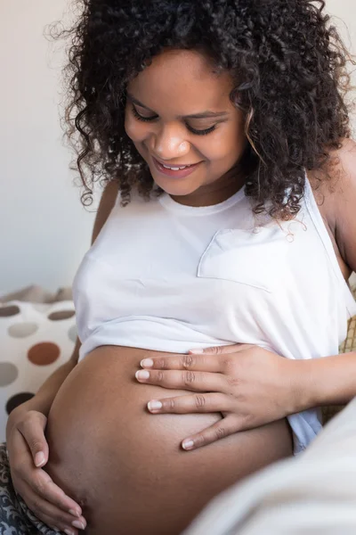 Gravid afrikansk kvinna — Stockfoto