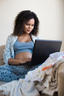 hamile kadın online alışveriş